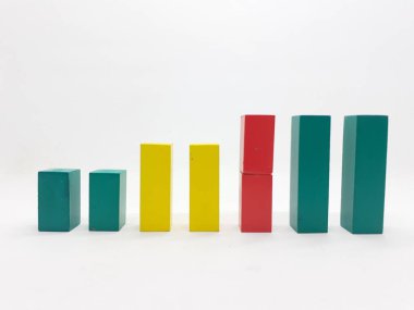 Sanatsal El Yapımı Renkli Çeşitli Şekiller Ahşap Bina Oyuncak Çocuk Oyuncakları Beyazlar Arkaplanında Yaratıcı Eğitim Amaçlı Oyuncak