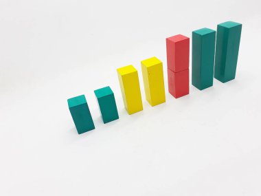 Sanatsal El Yapımı Renkli Çeşitli Şekiller Ahşap Bina Oyuncak Çocuk Oyuncakları Beyazlar Arkaplanında Yaratıcı Eğitim Amaçlı Oyuncak