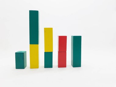 Sanatsal El Yapımı Renkli Çeşitli Şekiller Ahşap Bina Oyuncak Çocuk Oyuncakları Beyazlar Arkaplanında Yaratıcı Eğitim Amaçlı Oyuncak