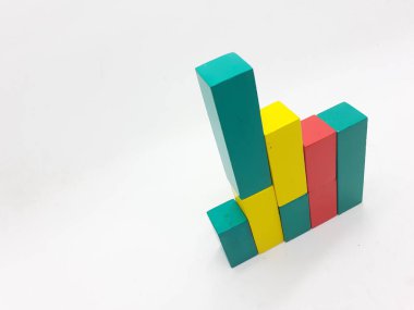 Sanatsal El Yapımı Renkli Çeşitli Şekiller Ahşap Bina Oyuncak Çocuk Oyuncakları Beyazlar Arkaplanında Yaratıcı Eğitim Amaçlı Oyuncak