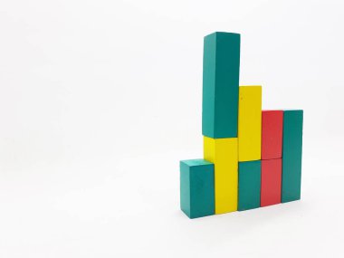 Sanatsal El Yapımı Renkli Çeşitli Şekiller Ahşap Bina Oyuncak Çocuk Oyuncakları Beyazlar Arkaplanında Yaratıcı Eğitim Amaçlı Oyuncak