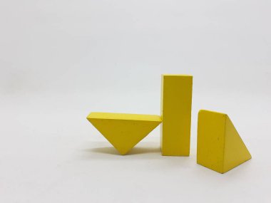 Sanatsal El Yapımı Renkli Çeşitli Şekiller Ahşap Bina Oyuncak Çocuk Oyuncakları Beyazlar Arkaplanında Yaratıcı Eğitim Amaçlı Oyuncak