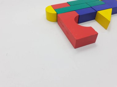 Sanatsal El Yapımı Renkli Çeşitli Şekiller Ahşap Bina Oyuncak Çocuk Oyuncakları Beyazlar Arkaplanında Yaratıcı Eğitim Amaçlı Oyuncak