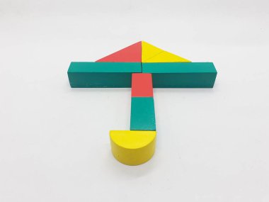 Sanatsal El Yapımı Renkli Çeşitli Şekiller Ahşap Bina Oyuncak Çocuk Oyuncakları Beyazlar Arkaplanında Yaratıcı Eğitim Amaçlı Oyuncak