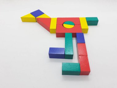 Sanatsal El Yapımı Renkli Çeşitli Şekiller Ahşap Bina Oyuncak Çocuk Oyuncakları Beyazlar Arkaplanında Yaratıcı Eğitim Amaçlı Oyuncak