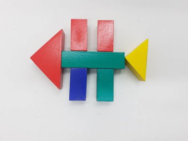 Sanatsal El Yapımı Renkli Çeşitli Şekiller Ahşap Bina Oyuncak Çocuk Oyuncakları Beyazlar Arkaplanında Yaratıcı Eğitim Amaçlı Oyuncak