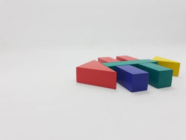 Sanatsal El Yapımı Renkli Çeşitli Şekiller Ahşap Bina Oyuncak Çocuk Oyuncakları Beyazlar Arkaplanında Yaratıcı Eğitim Amaçlı Oyuncak