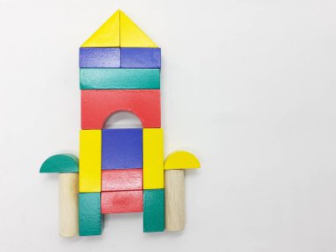 Sanatsal El Yapımı Renkli Çeşitli Şekiller Ahşap Bina Oyuncak Çocuk Oyuncakları Beyazlar Arkaplanında Yaratıcı Eğitim Amaçlı Oyuncak