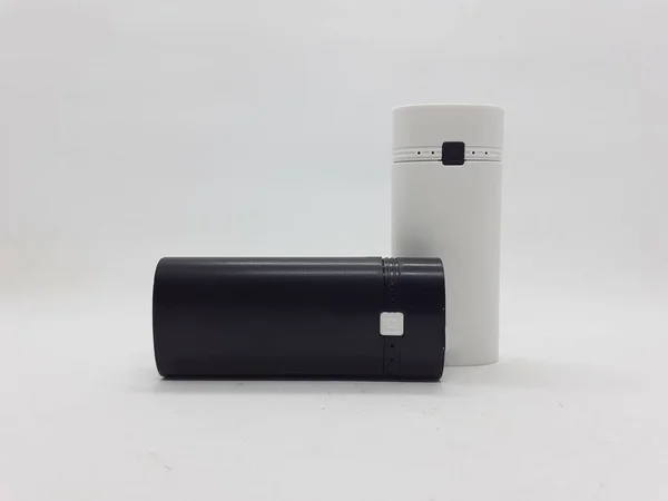 白色隔离背景下电子设备充电用18650蓄电池类型的现代彩色电源库设计 — 图库照片