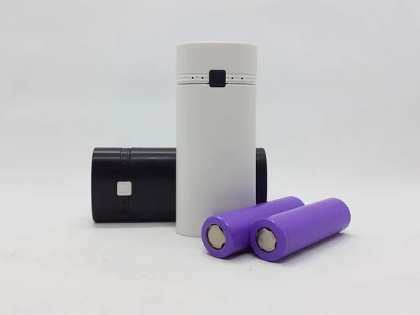 白の絶縁された背景に電子機器の充電器のための1860電池タイプと現代のカラフルなパワーバンクのデザイン — ストック写真