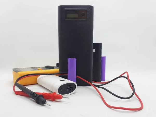 白色隔离背景下电子设备充电用18650蓄电池类型的现代彩色电源库设计 — 图库照片