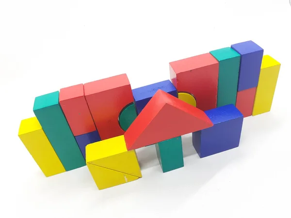 芸術手作りカラフルな様々な形の木製の建物ブロック白い隔離された背景で遊びと創造的な教育目的のための子供のおもちゃ — ストック写真