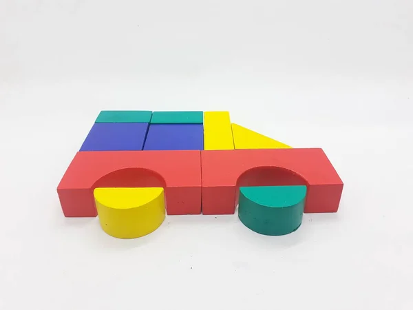 艺术手工制作的各种形状的木制建筑方块儿童玩具 用于白色孤独感背景下的游戏和创意教育目的 — 图库照片