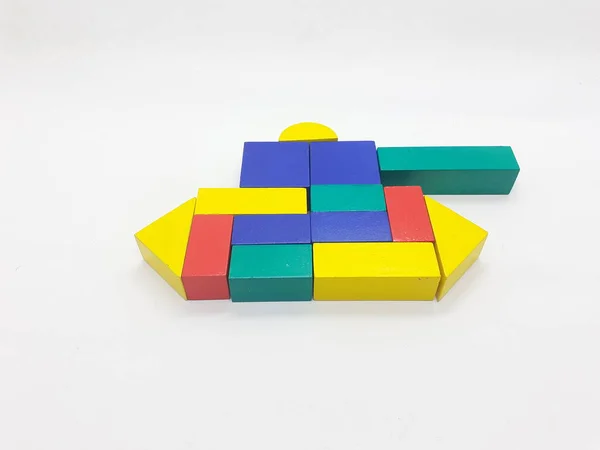 艺术手工制作的各种形状的木制建筑方块儿童玩具 用于白色孤独感背景下的游戏和创意教育目的 — 图库照片
