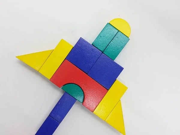 Sanatsal Yapımı Renkli Çeşitli Şekiller Ahşap Bina Oyuncak Çocuk Oyuncakları — Stok fotoğraf