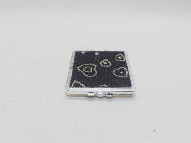 Beyaz İzole Arkaplanda Kadın İçin Etnik Renkli Geleneksel Kozmetik Cep Aynası