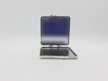 Beyaz İzole Arkaplanda Kadın İçin Etnik Renkli Geleneksel Kozmetik Cep Aynası