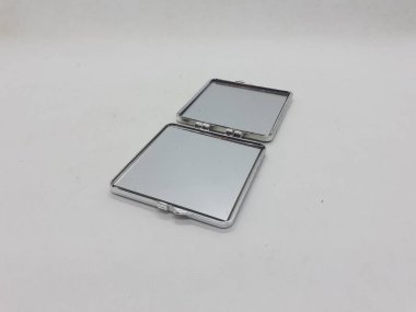 Beyaz İzole Arkaplanda Kadın İçin Etnik Renkli Geleneksel Kozmetik Cep Aynası