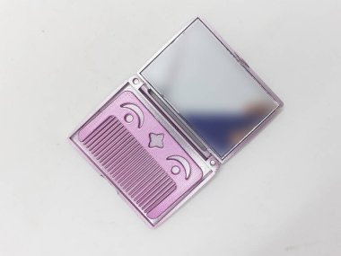 Beyaz İzole Arkaplanda Kadın İçin Etnik Renkli Geleneksel Kozmetik Cep Aynası