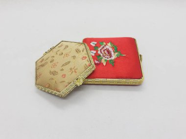 Beyaz İzole Arkaplanda Kadın İçin Etnik Renkli Geleneksel Kozmetik Cep Aynası