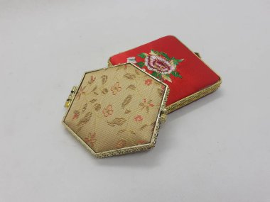 Beyaz İzole Arkaplanda Kadın İçin Etnik Renkli Geleneksel Kozmetik Cep Aynası