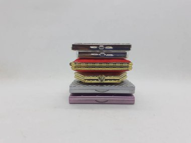 Beyaz İzole Arkaplanda Kadın İçin Etnik Renkli Geleneksel Kozmetik Cep Aynası