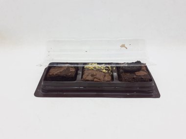 Çeşit çeşit şeffaf cam ve plastik hijyen ambalajlı nefis renkli el yapımı kurabiyeler.