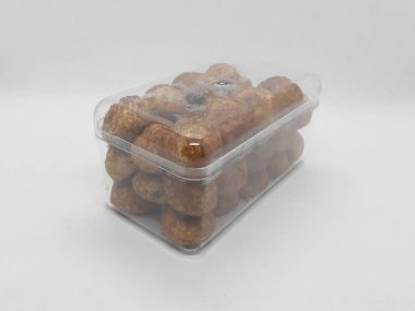 Çeşit çeşit şeffaf cam ve plastik hijyen ambalajlı nefis renkli el yapımı kurabiyeler.