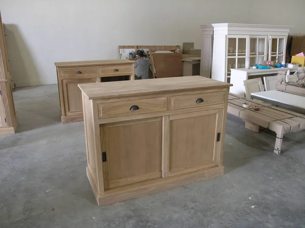 クラシーと近代的な高級木造家具のための家庭用収納家具工場で隔離された背景 ロイヤリティフリーのストック写真