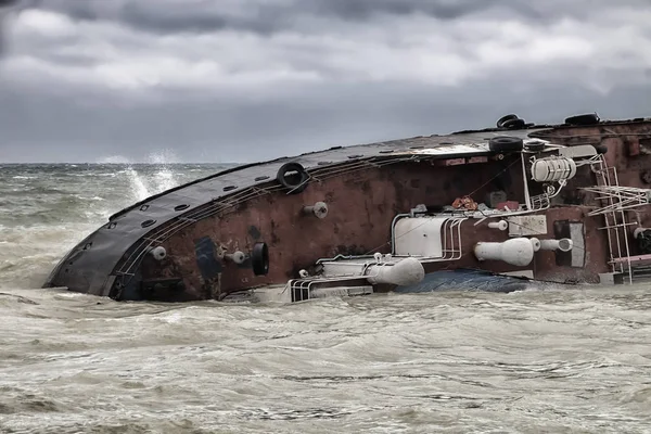 Hundimiento Popa Barco Naufragado Durante Una Tormenta Imagen de archivo