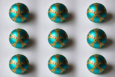 Noel arkaplanı, beyaz bir yüzey üzerinde parlak noel baloları kolajı.