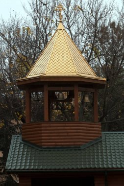 Boş bir kilisenin çan kulesi..