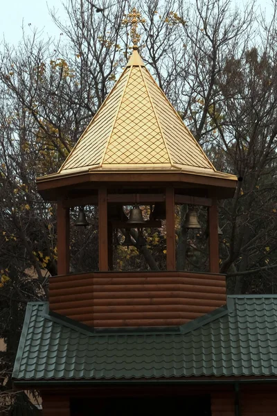 Boş bir kilisenin çan kulesi..