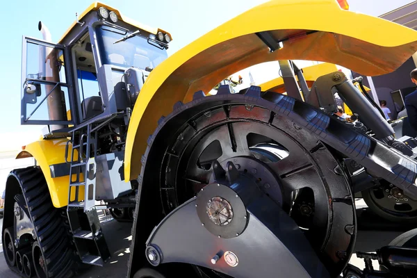 Grote zwarte wiel geel bouw vrachtwagen — Stockfoto