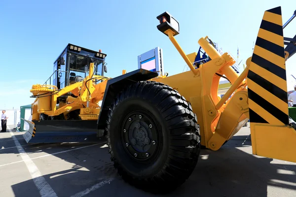 Grote zwarte wiel geel bouw vrachtwagen — Stockfoto