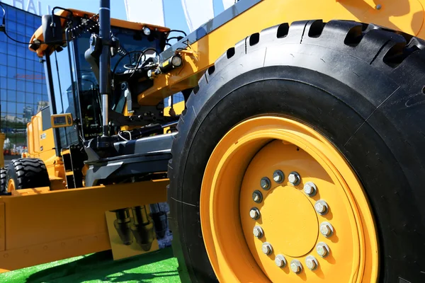 Grande roda preta caminhão de construção amarelo — Fotografia de Stock