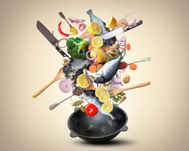 Gıda ile büyük demir tava