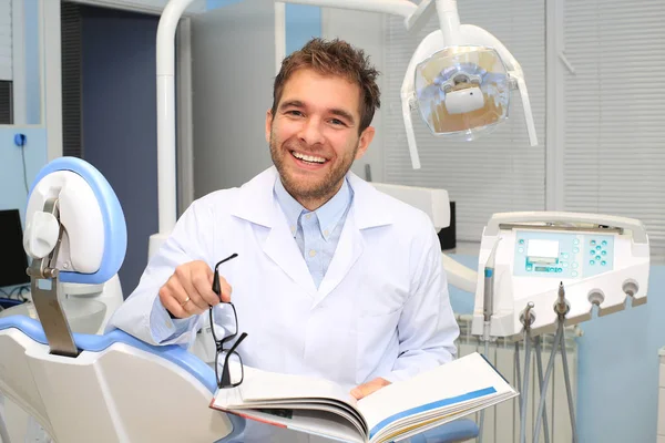 Dentist writes a patient — Stock Photo, Image