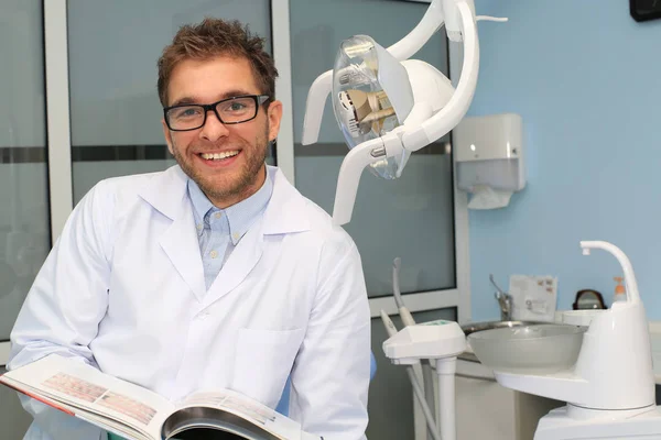 Dentist writes a patient — Stock Photo, Image