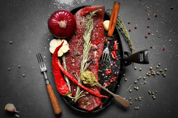 Velký steak s kořením — Stock fotografie