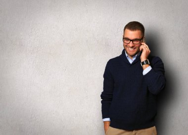 adam cep telefonundan arıyor 