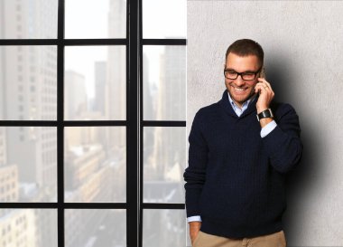 adam cep telefonundan arıyor 