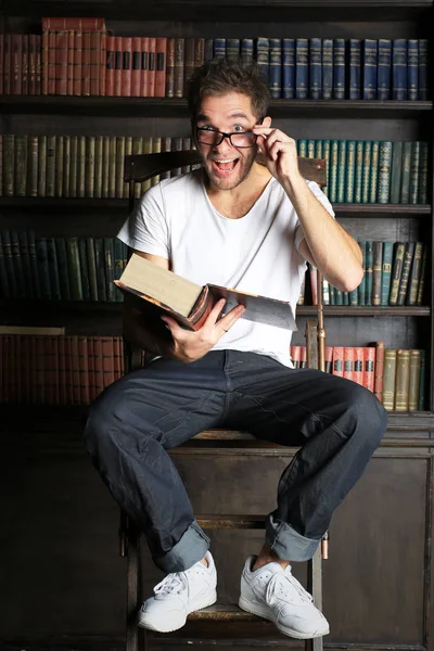 Young man reading a book — Stock Photo, Image