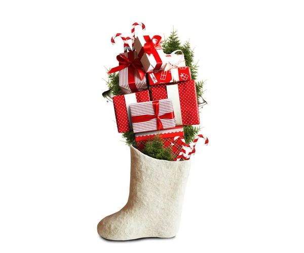 Karácsonyi ajándékok és fehér érezte a csizma — Stock Fotó