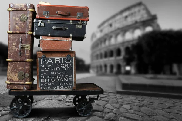 Αποσκευών τους τουρίστες με μεγάλες βαλίτσες — Φωτογραφία Αρχείου