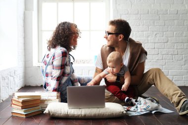 küçük mutlu bir aile 