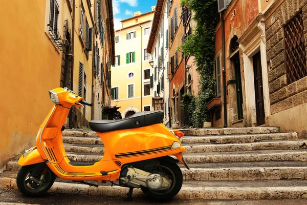 Turuncu vintage scooter — Stok fotoğraf