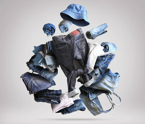 Velký výběr oblečení džíny — Stock fotografie