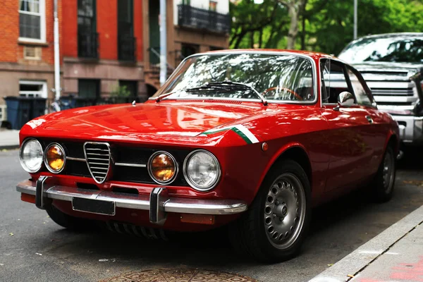 Carro retro vermelho — Fotografia de Stock