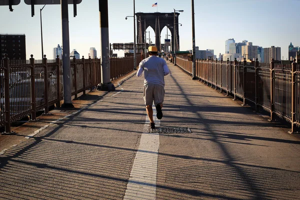 Morning jog across the bridge — Stock Photo, Image